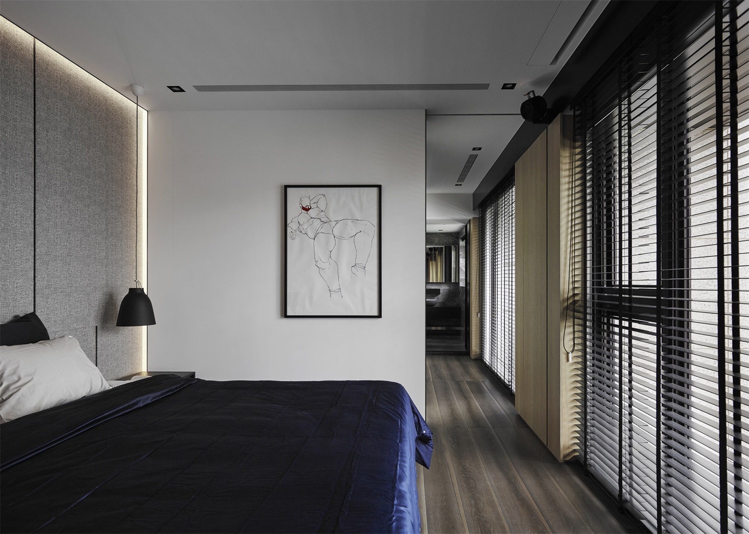 侧卧背景墙沿用主卧设计，床品则选用蓝色塑造沉稳感，让空间散发出时尚氛围。