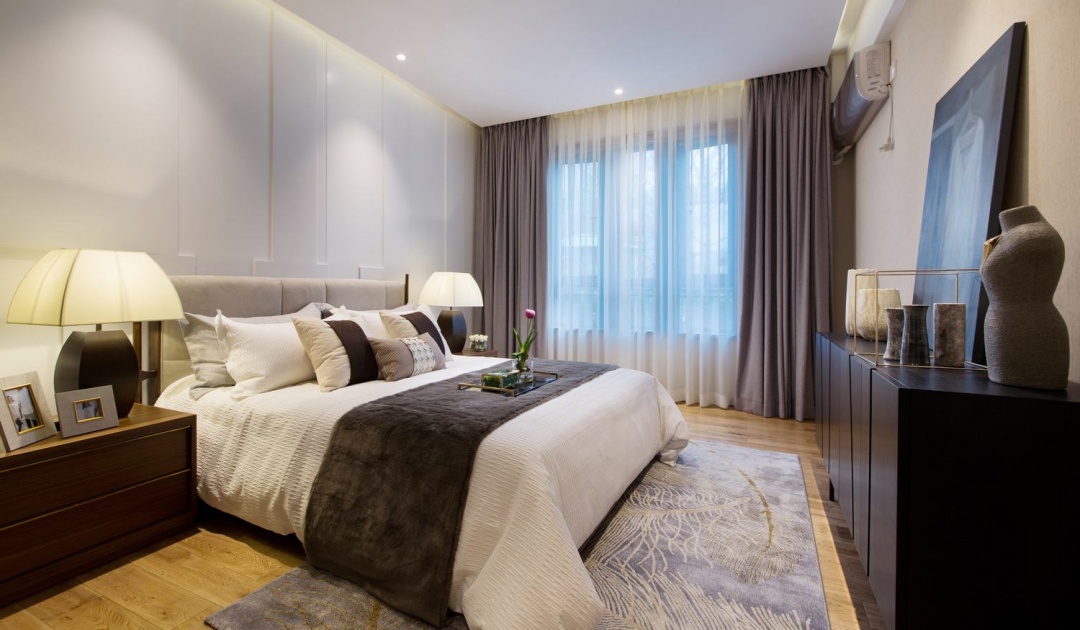 主卧氛围舒适，背景墙线条精简有层次，搭配包容度高的白色和咖色床品，空间雅致舒适。