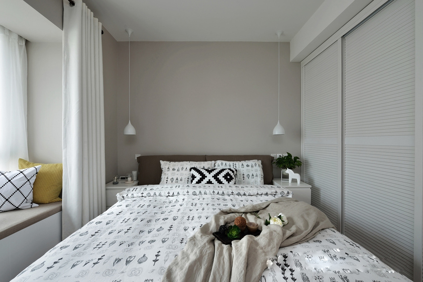 卧室虽然小，但很简洁，清一色素色系，淡雅中带着一种恬淡。