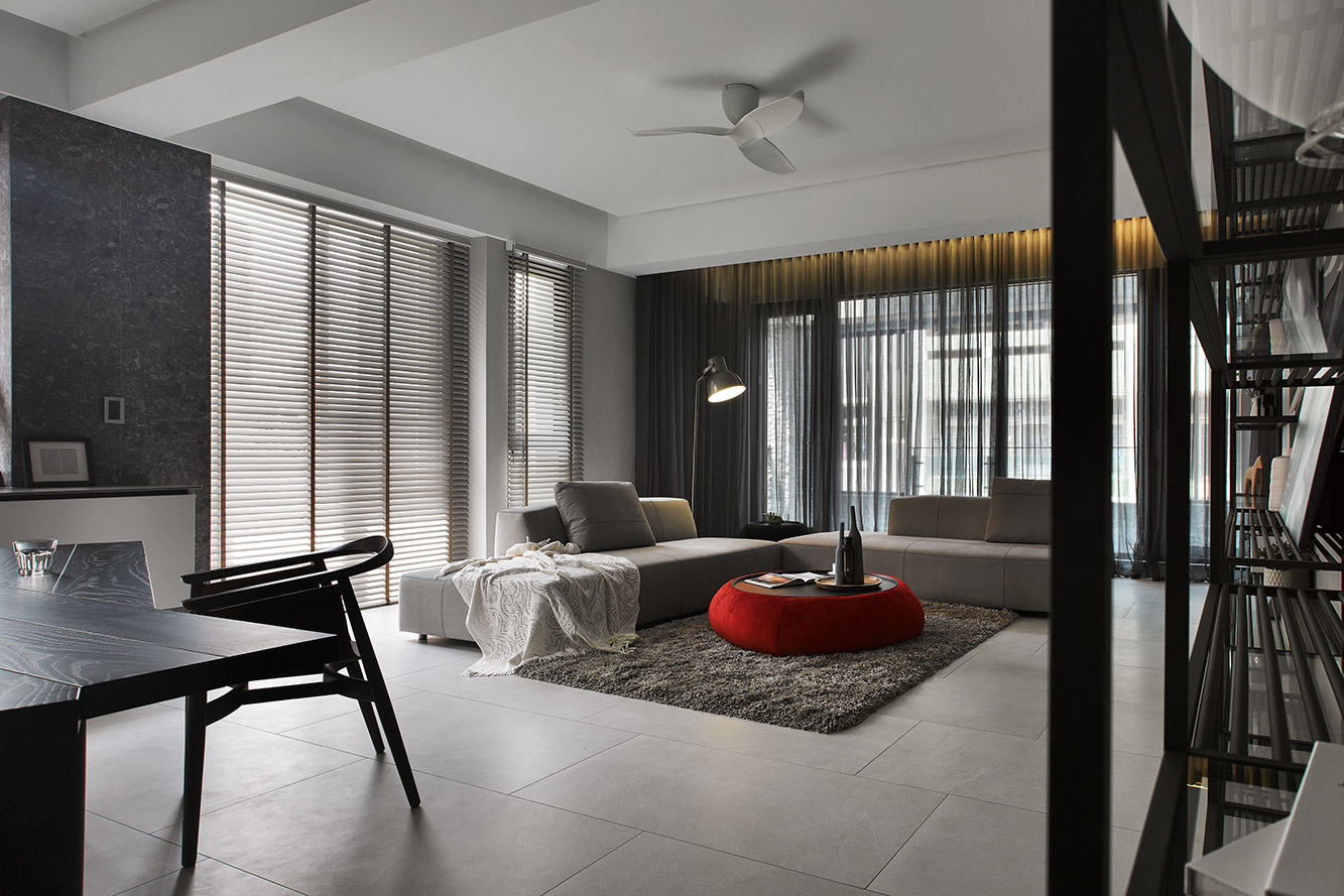 客厅空间以灰色为主基调，简洁的布艺沙发设计与主题呼应，现代元素无处不在。