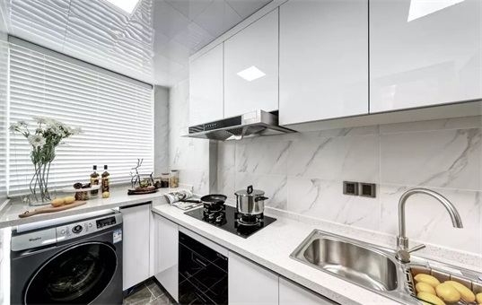 厨房空间以白色为基调，白色大理石背景增强了空间的丰富感，提升了空间层次。