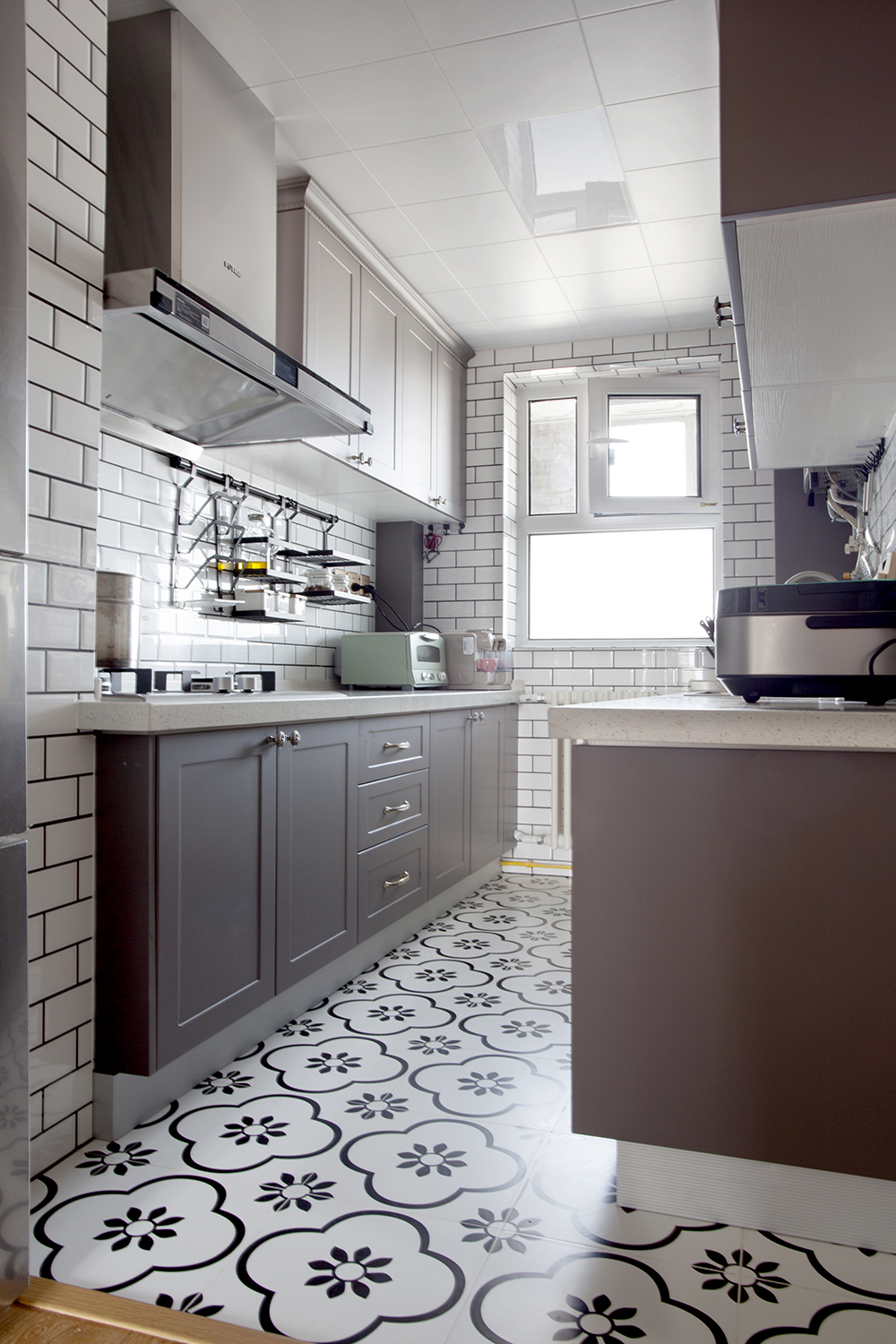 砖红色和白色形成了空间的主要设计元素，厨房设计中透露着主人对生活品质的追求。