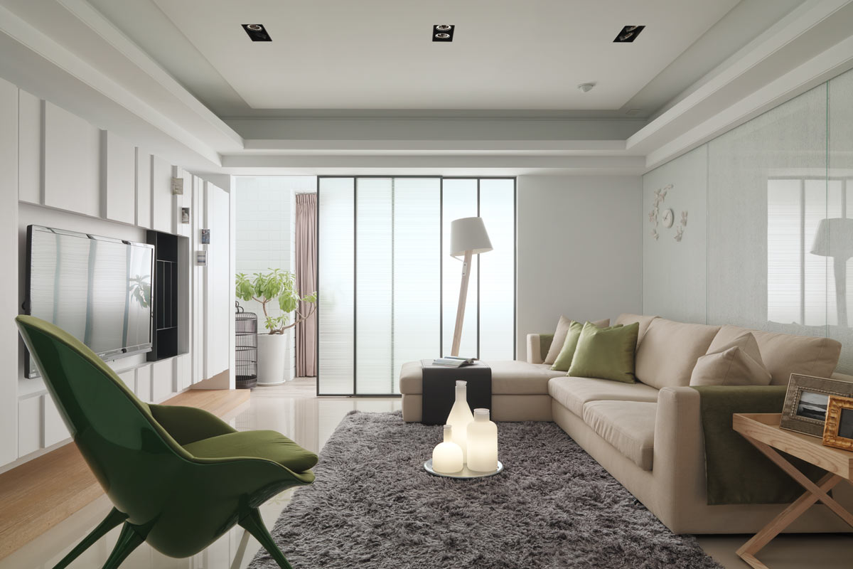 客厅很有品位和高级感，米色布艺沙发搭配果绿色抱枕，现代感很强。