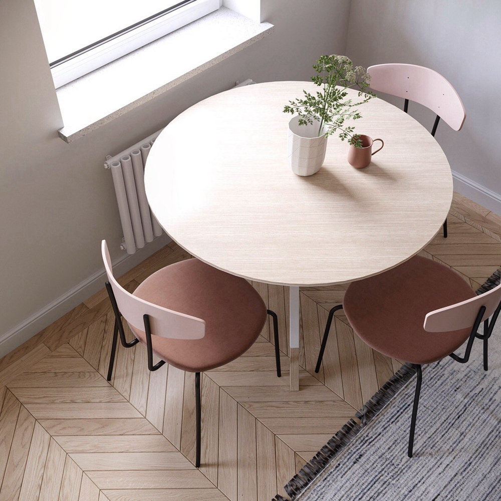 一张圆形餐桌，搭配三把粉色细腿椅子，很经典北欧风搭配，营造温馨舒适的用餐氛围。