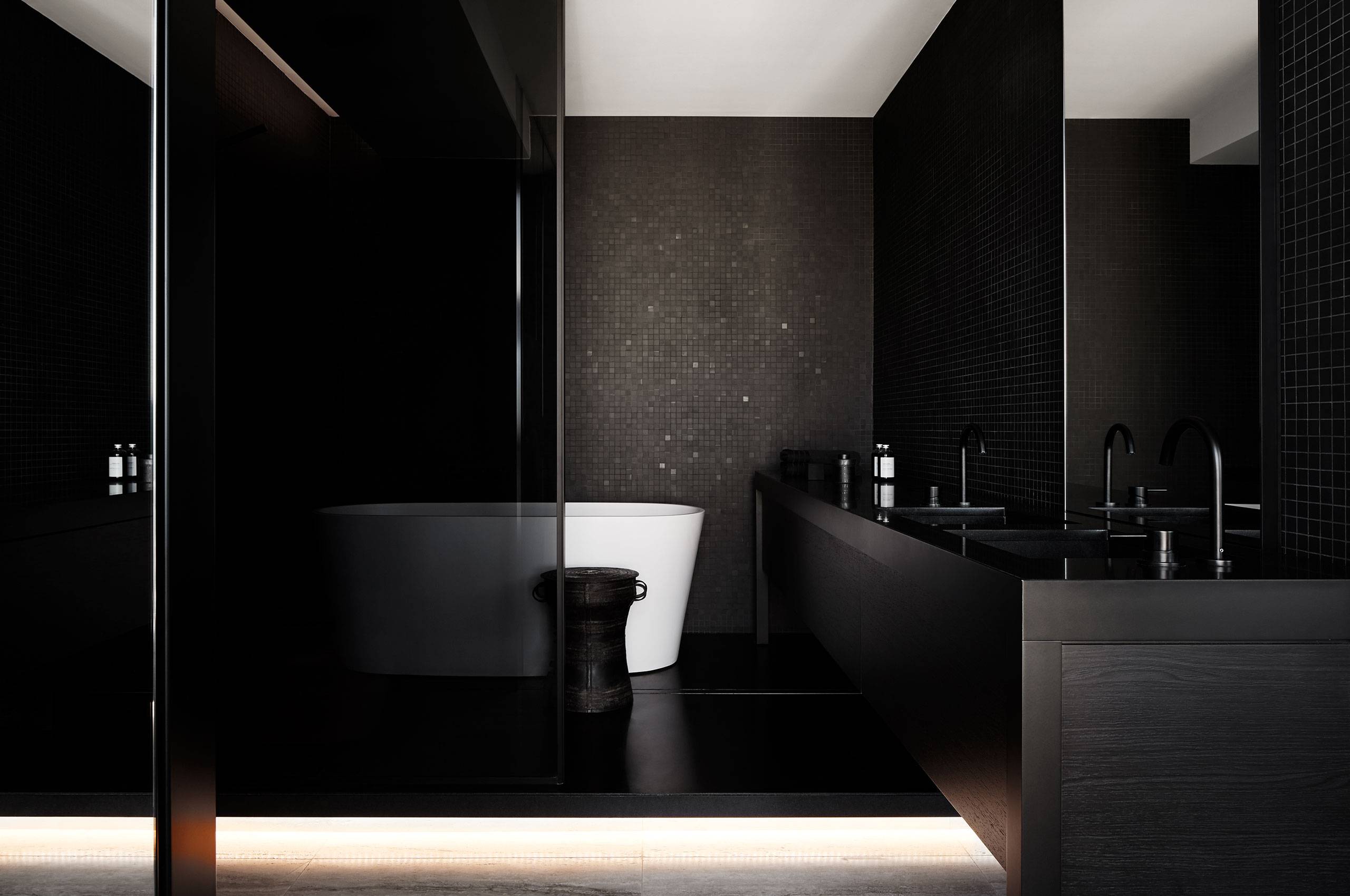 卫浴间简洁又精致，黑白搭配低调内敛尽显品质，干湿分离凸显出空间里的艺术气息。