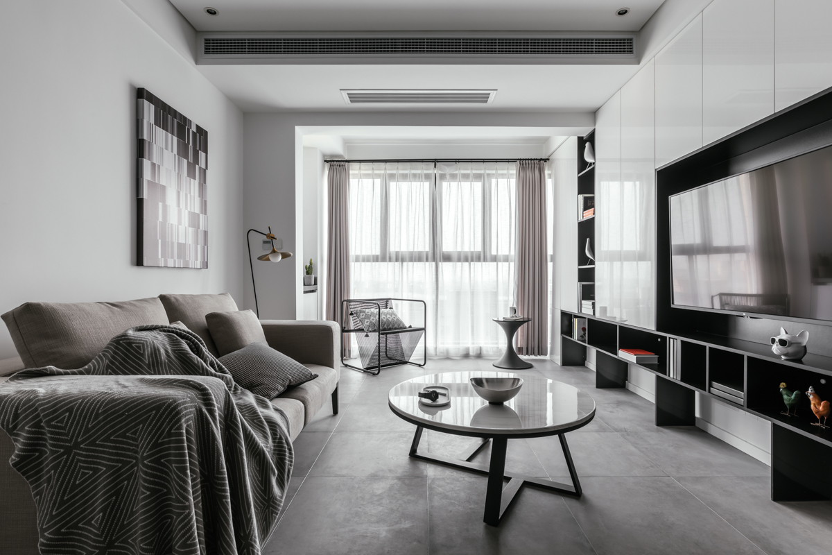 客厅以白色和灰色为主调,电视机背景墙设计为收纳柜,增加了空间的层次