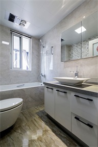 卫浴空间背景以浅色为主，简洁自然，洗手柜白色与灰色结合打造，精致而美好。