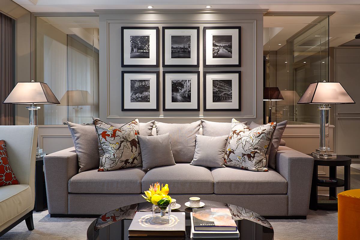 客厅利用灰色系与暖色系之间的强烈对比，将整个客厅的格调提升了一倍。