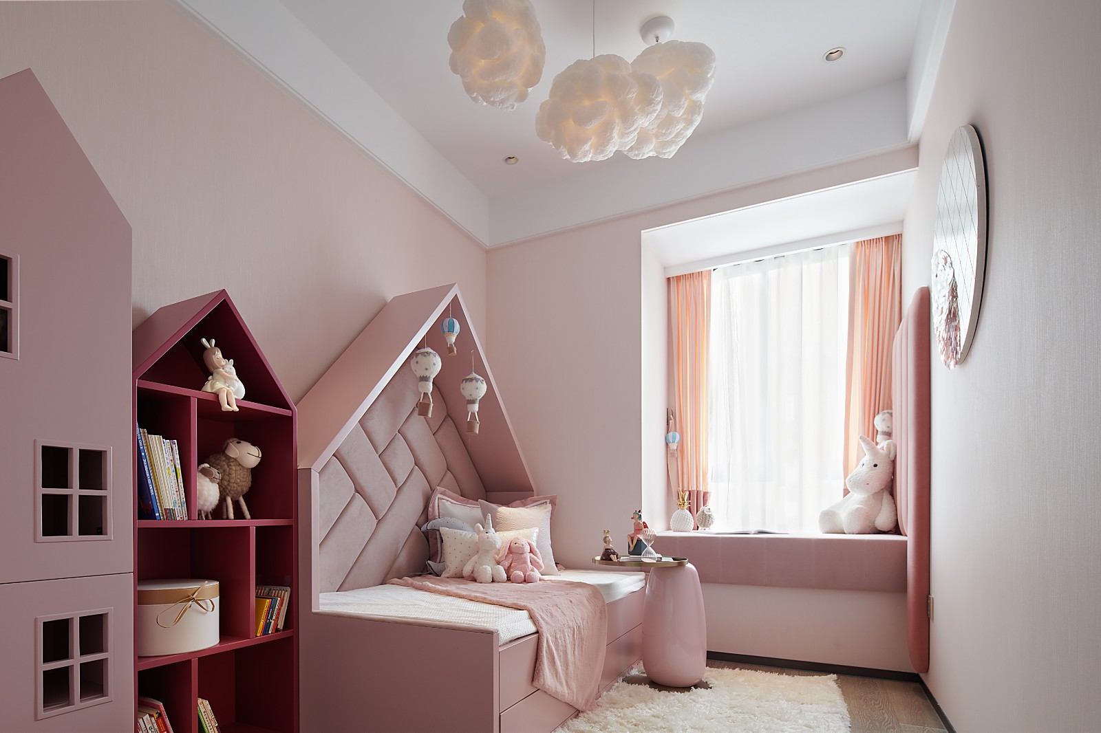 女儿房以粉色色调打造，淡雅温馨，搭配同色系的家具软饰，空间清新自然。