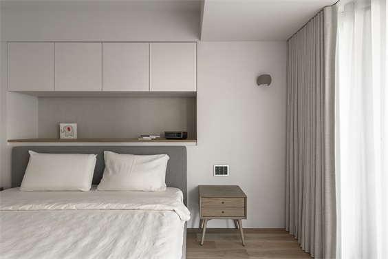 次卧背景实用有层次，搭配灰白色软装，打造出舒适自然的空间氛围。