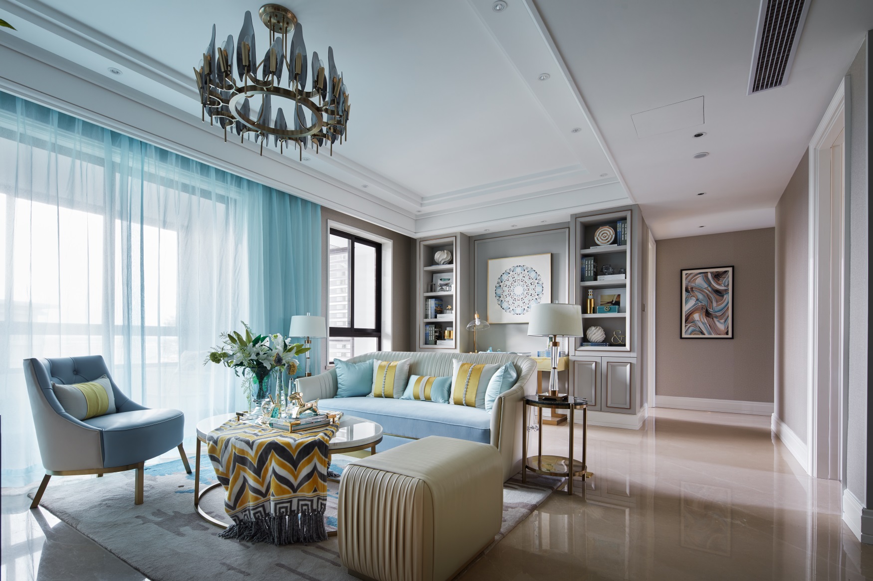 客厅以淡雅色调构成背景墙，融入几何元素形成柜面，展现出客厅空间的层次感。