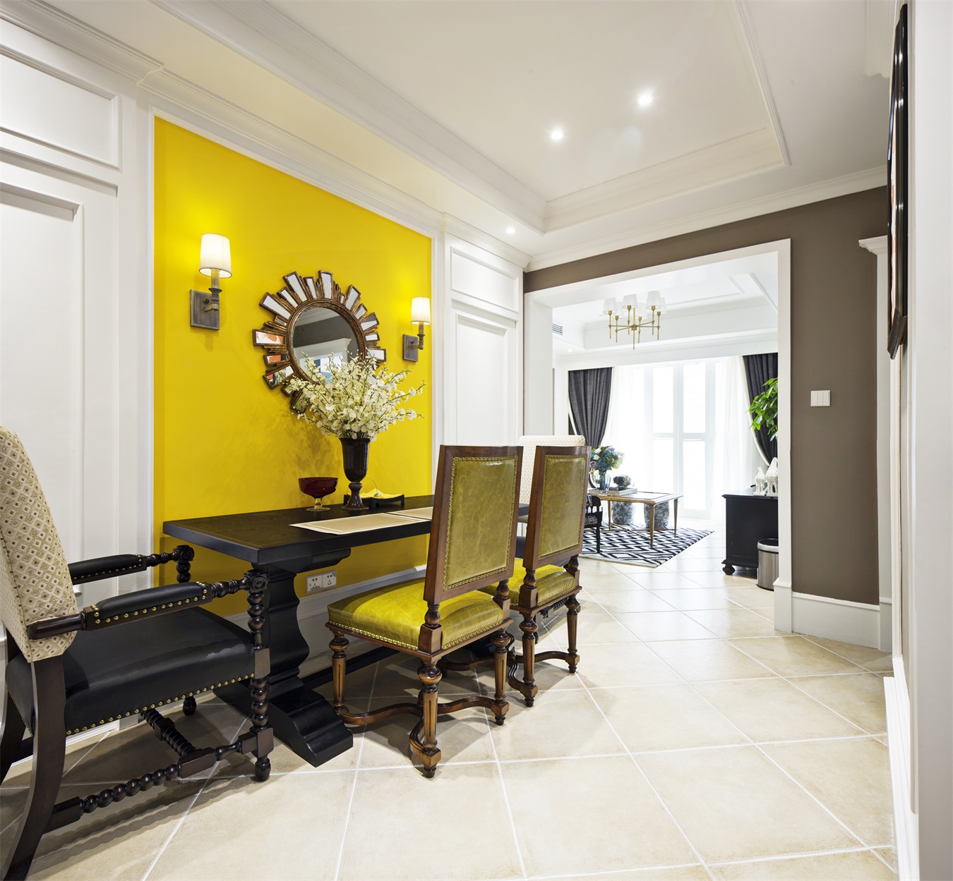 白色和黄色是空间主题色，黑色餐桌搭配亮色餐椅，空间里散发着灵动与奢华。