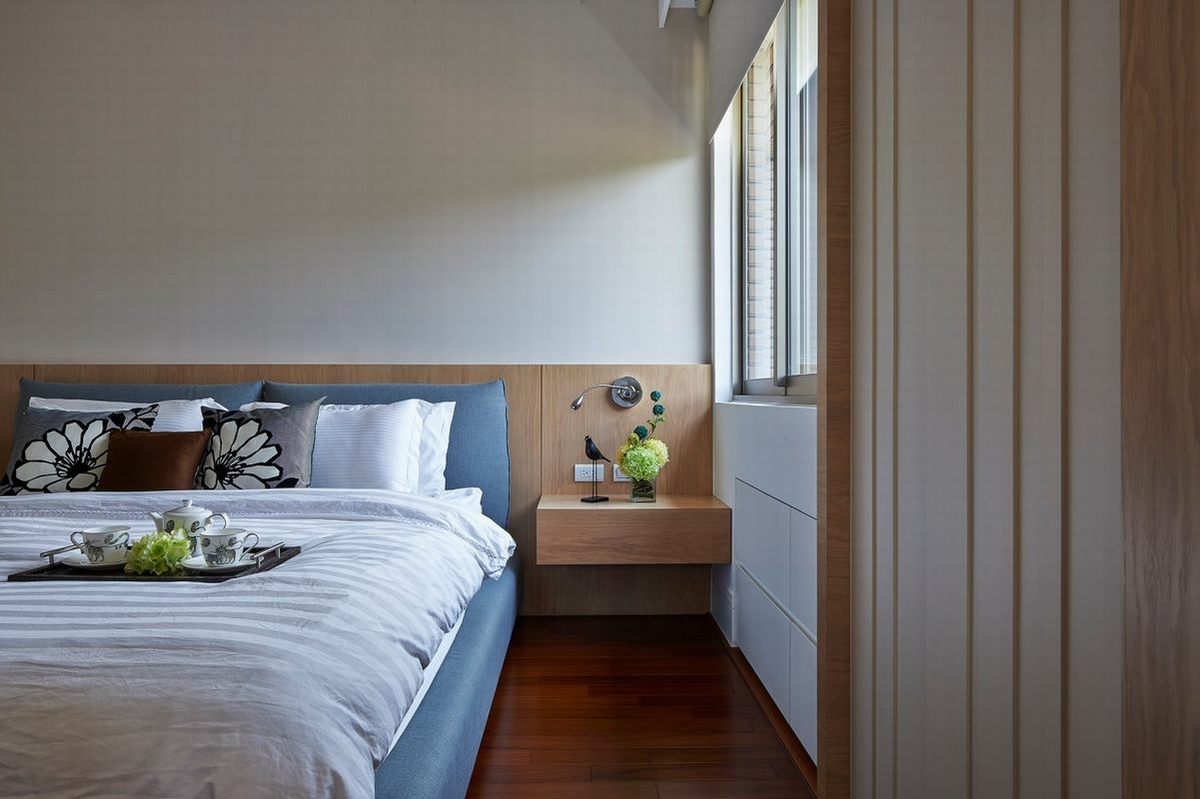 主卧配色大气，白色与木色搭配的背景墙设计简洁干净，局部蓝色点缀，室内的静谧与美好。