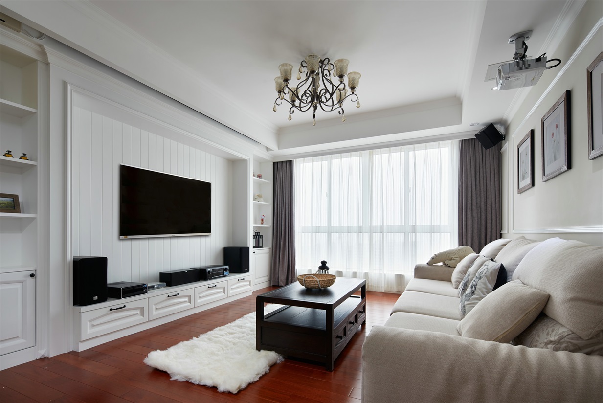 电视机背景墙看似简单但又不失韵味，经典黑白配色，使客厅更为时尚。