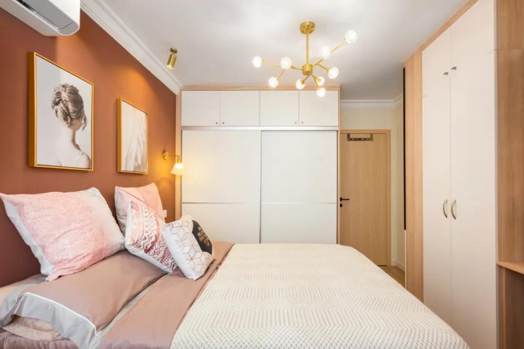 卧室衣柜则是白色基础加入了木色的勾边，整体空间也更加婉约精致。