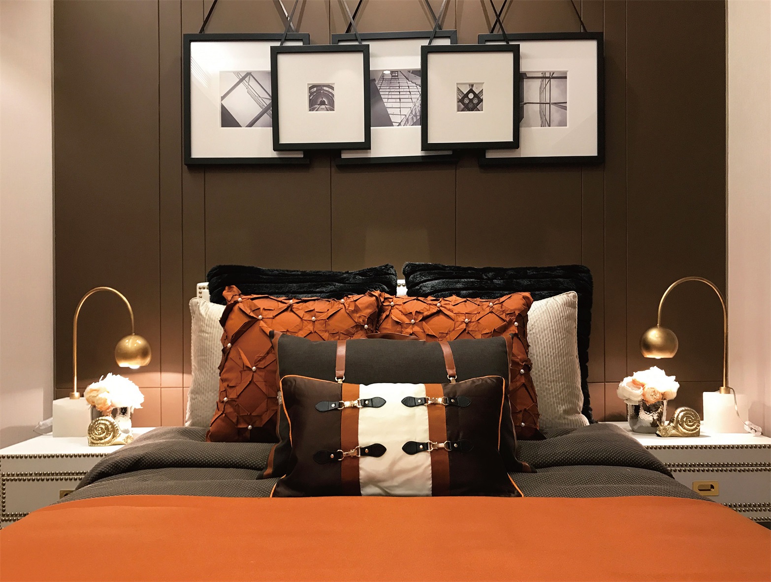 灰色护墙板搭配精致的灯具与摆件，给予次卧主人舒适温馨的生活体验。