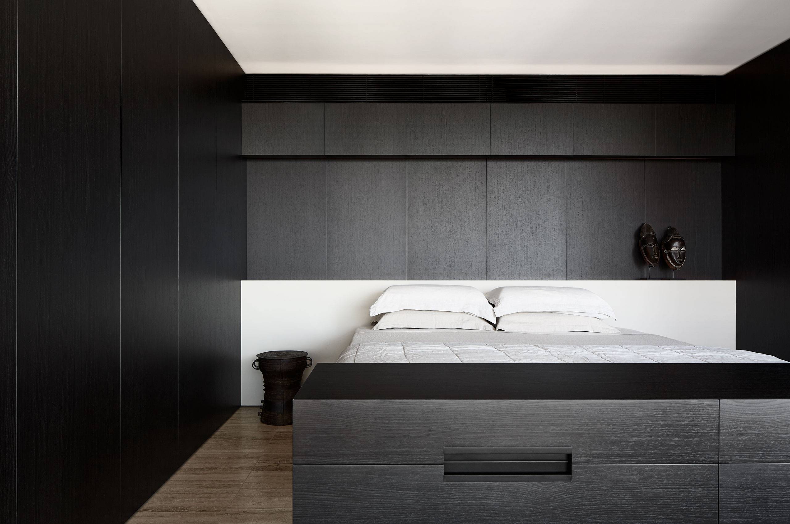 黑白灰色碰撞将卧室格调拉满，白色床头设计更显熠熠生辉，令空间多了些雅致雅致韵味。