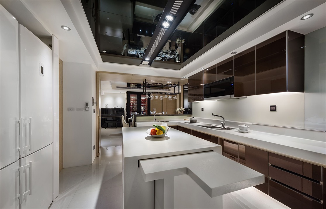 厨房空间整体以白色调为基准，适当的咖色点缀为空间增加了层次感。