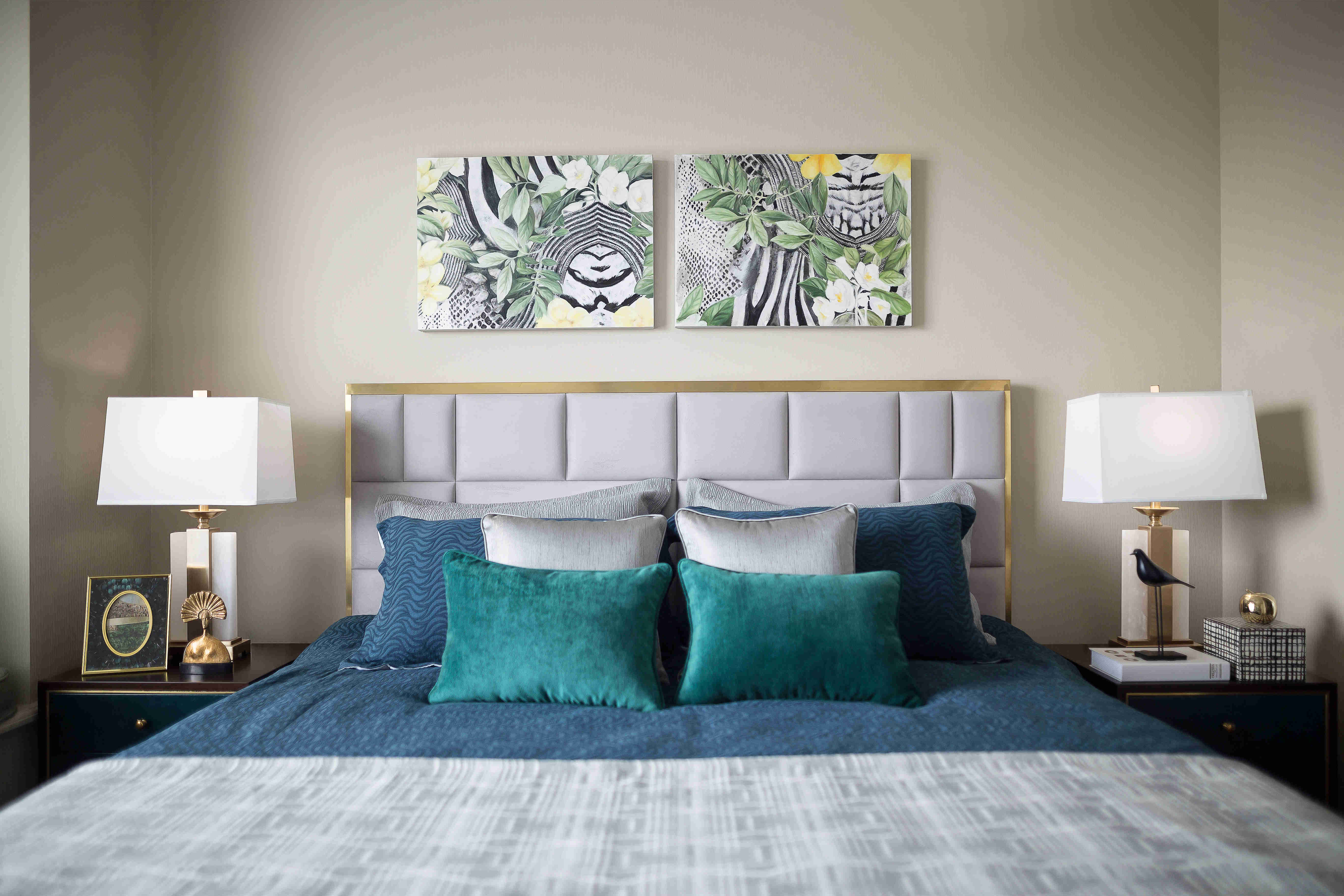 主卧配色舒适高级，米色背景搭配上蓝色床品，空间显得温馨而高级。