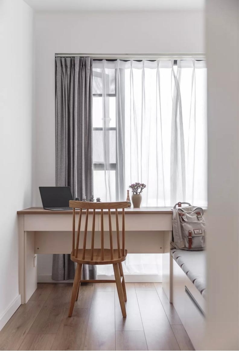 书桌连接着床铺，将桌面最大化，一体的结构使空间看起来更显简约。