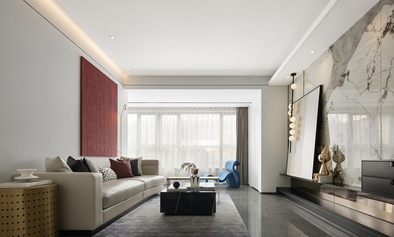 客厅灰色背景加上红色挂画，显得空间干净又明亮，照明设计增加了空间的流动性。
