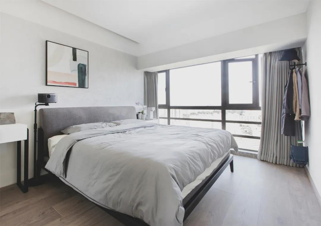 侧卧以灰色打造，配色简单，灰白色调的床铺设计让睡眠空间显得更具质感。