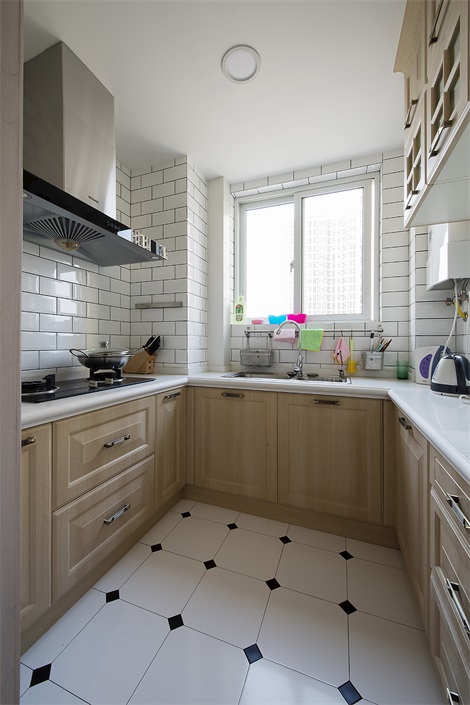 厨房使用木质橱柜打造，视觉上更显清爽，搭配花色地砖打造，视觉层次更加丰富。