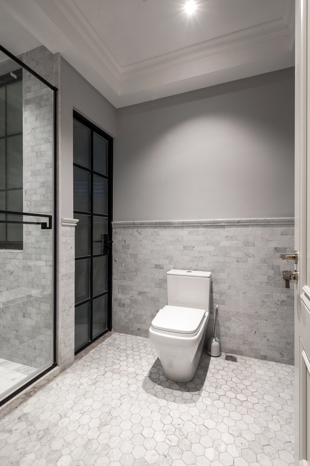 灰色背景墙搭配白色洁具，营造出一个大气不失温柔的卫浴空间，舒适而不失稳重。