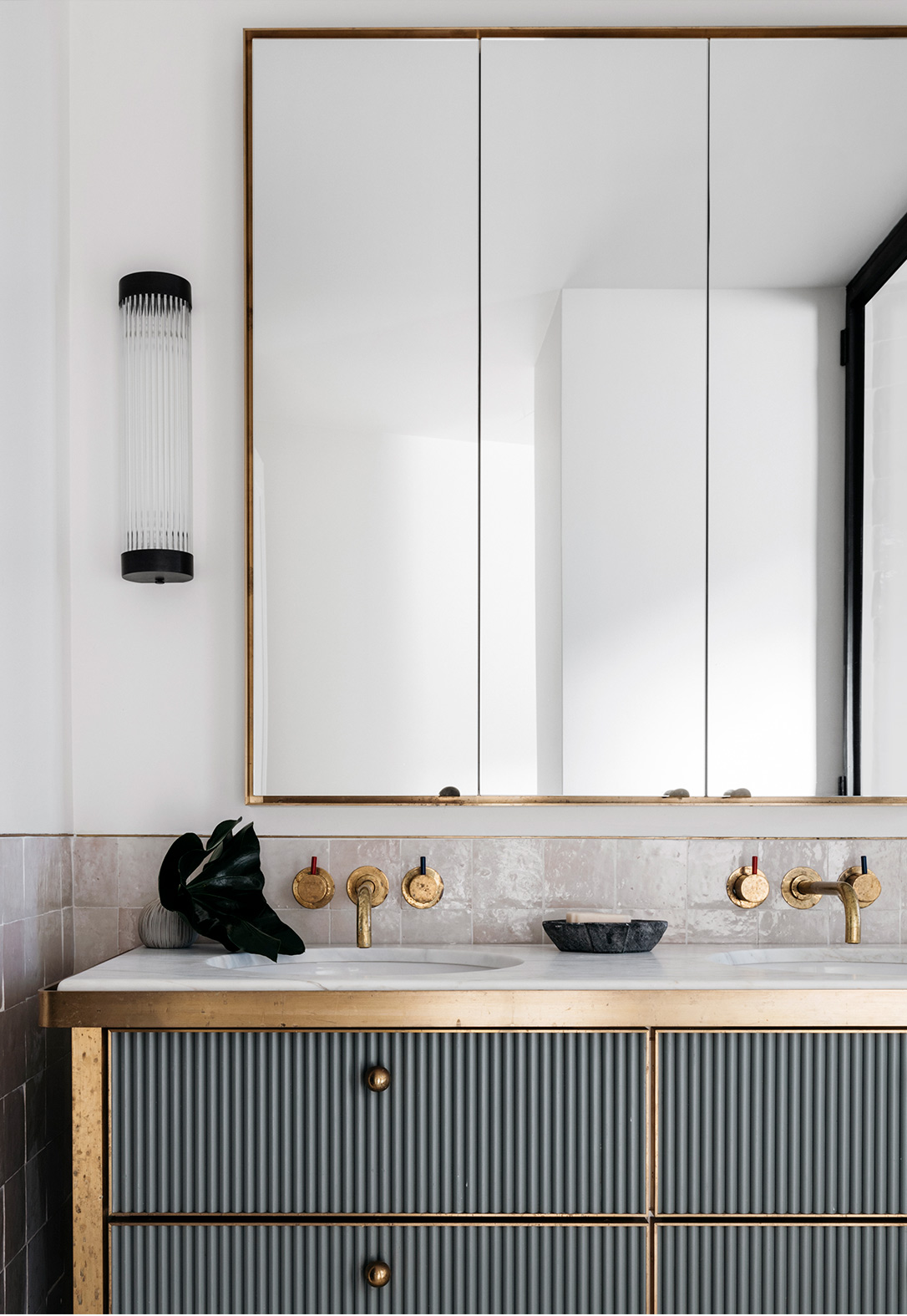 卫浴间清新明丽，金属线条的勾勒映衬出一丝低调的涵雅，方中带柔。