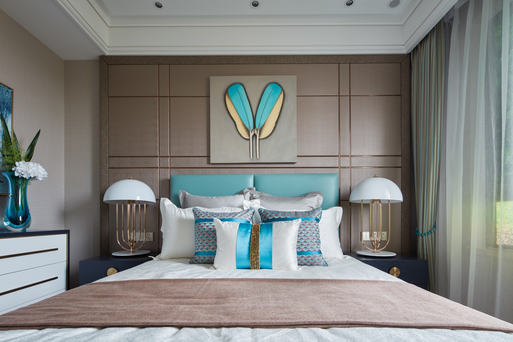 米色背景线条搭配同色系的床铺，床头加以蓝色点缀，令整个次卧空间弥漫着时尚之美。