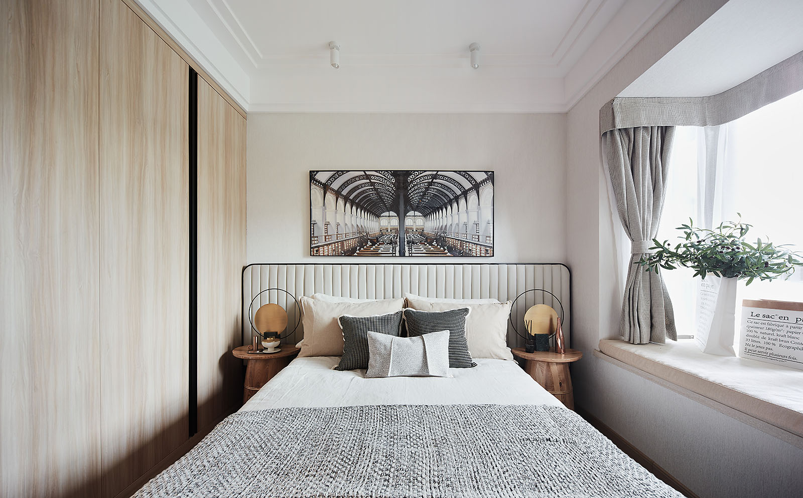 次卧的设计以淡雅简洁为主，嵌入式木质衣柜自然温雅，强调了空间的舒适度。