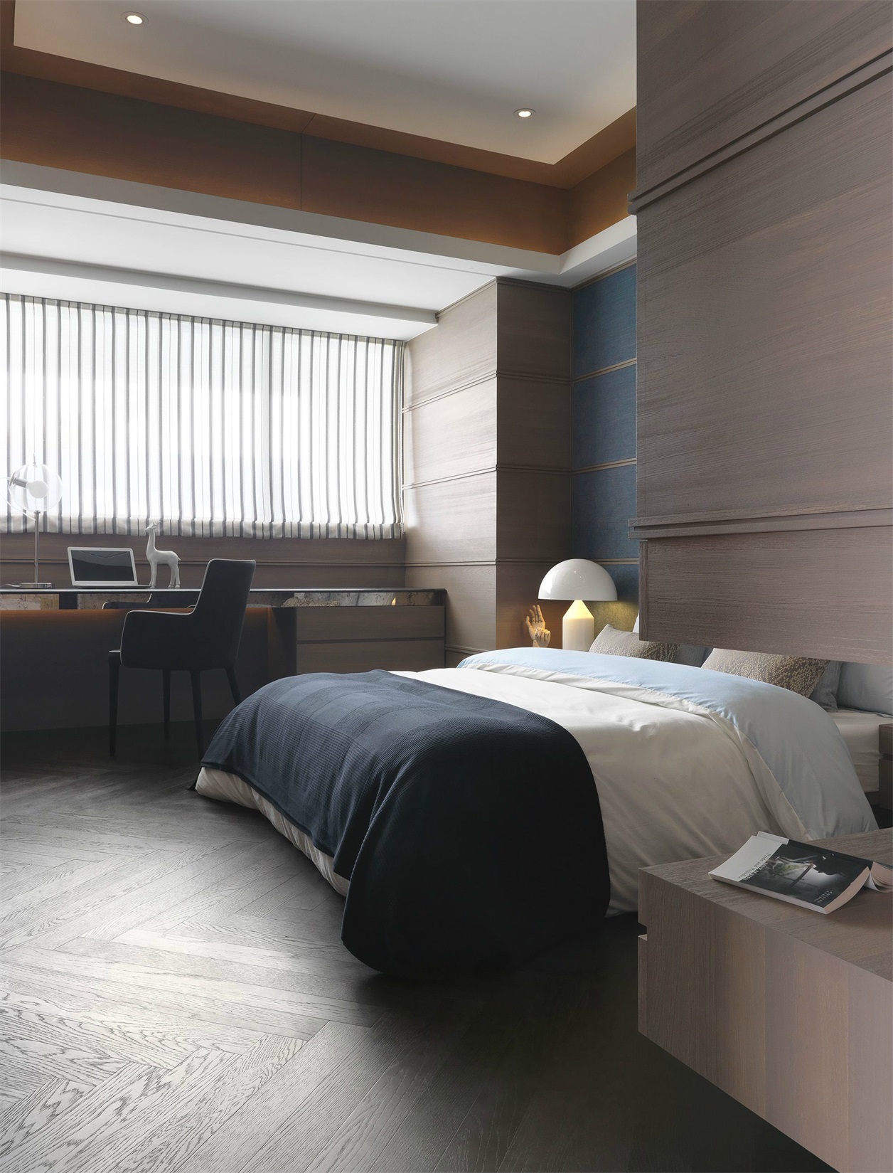 侧卧墙面全使用木板材料打造，素色的床品呈现高级感，室内动线设计巧妙。