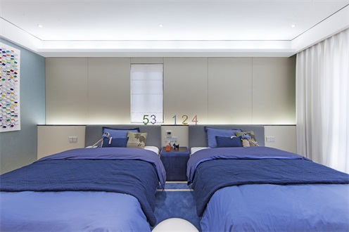 浅棕色的背景墙设计形成舒适有品位的空间，蓝色床品提升了空间格调。