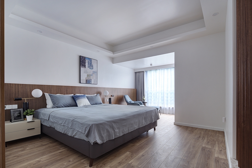 白色空间中使用灰色床品，卧室显得格外宁静，背景墙分层设计，营造出仪式感。