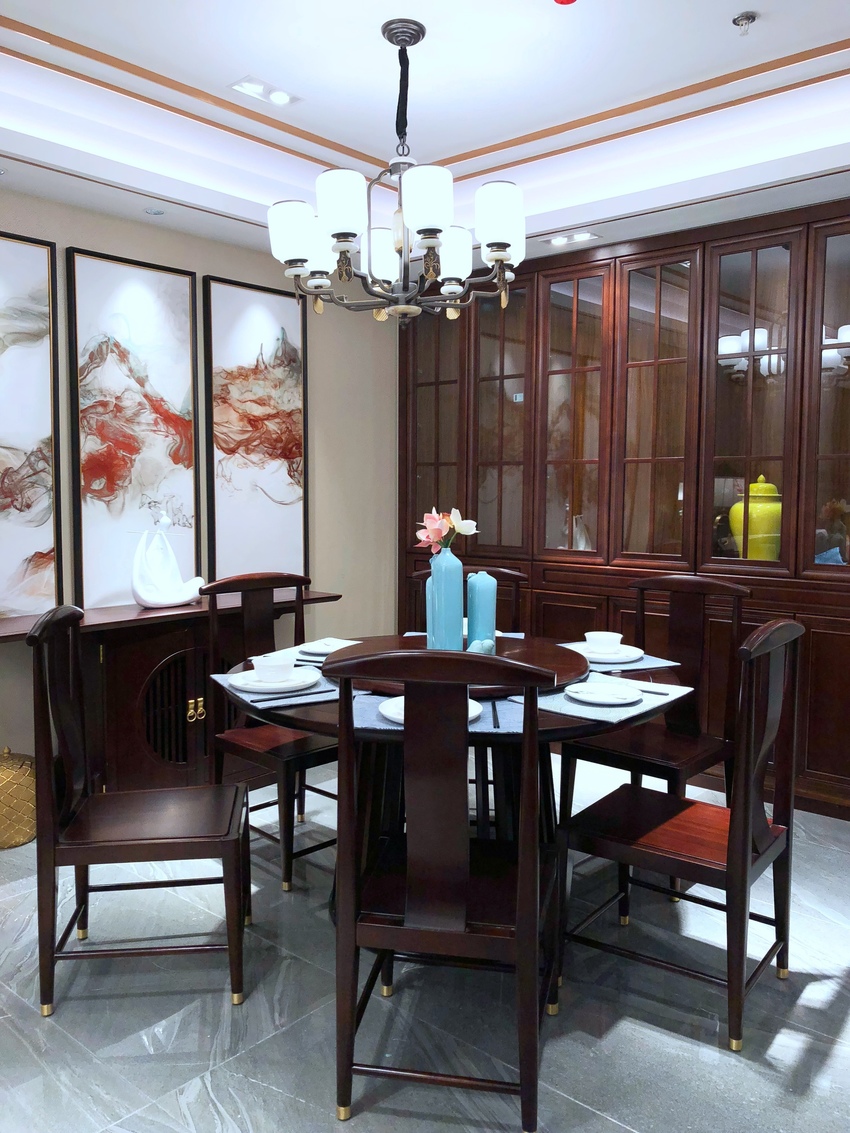 红木材质的餐桌椅自带的东方雅韵，搭配中式挂画，呈现出富有艺术气息的用餐氛围。