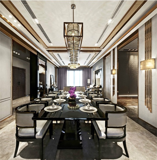 餐厅空间软装精致，黑色餐桌搭配欧式餐椅，使空间显得高贵又不单调。