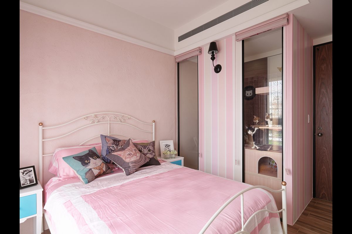 侧卧使用粉红色作为空间主基调，衣柜设计配合粉色背景墙，使空间充满少女感。
