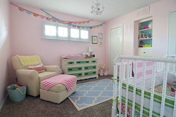 儿童房小巧精致，粉色背景使得空间更为明亮与清爽，儿童家具凸显格调。