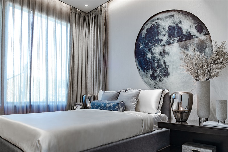 整个次卧空间呈现出温暖滤镜的气息，暖白色的床品渲染出高级感。