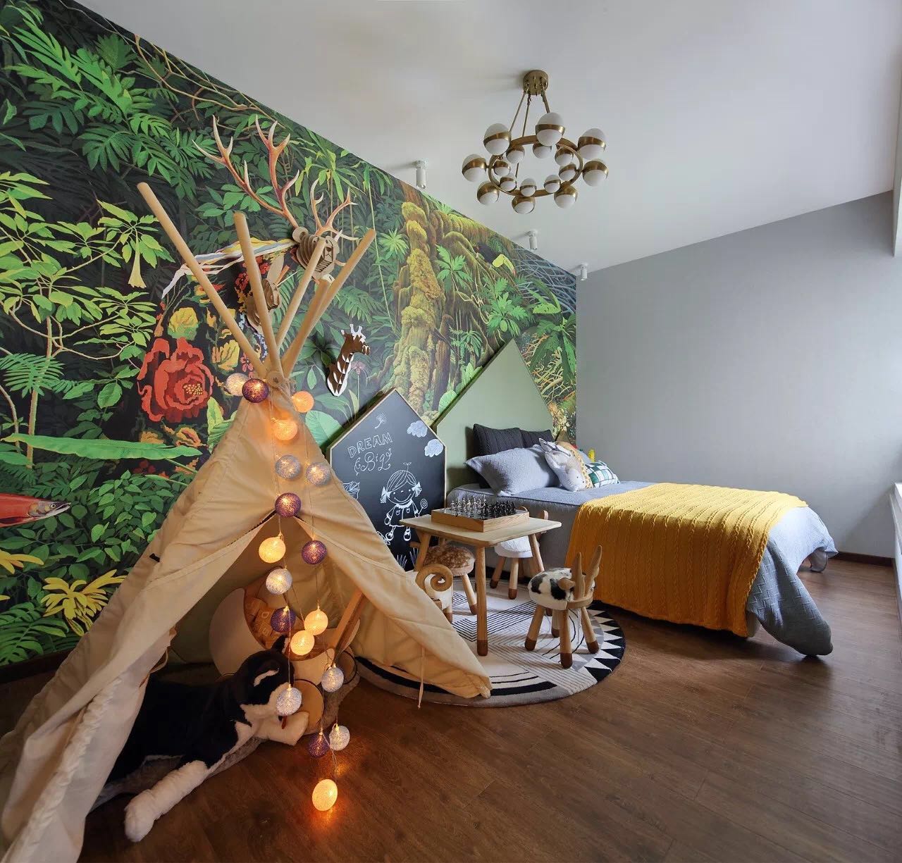 森林壁纸成为儿童房较为吸睛的设计，睡眠区、娱乐区动线设计巧妙，儿童氛围感十足。