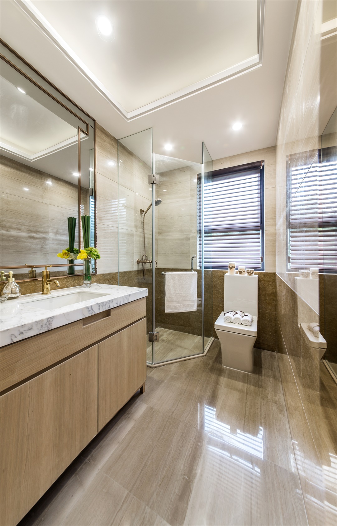 卫浴空间让人感到非常舒适，米色背景与白色洁具结合，使氛围更加协调和安静。