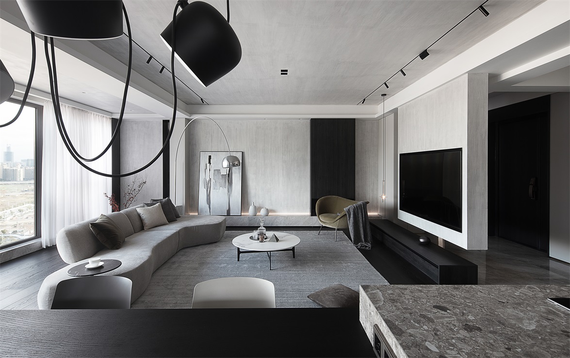 客厅摒弃繁杂的色彩，采取黑白灰搭配设计，呈现出沉静简约的高级感。