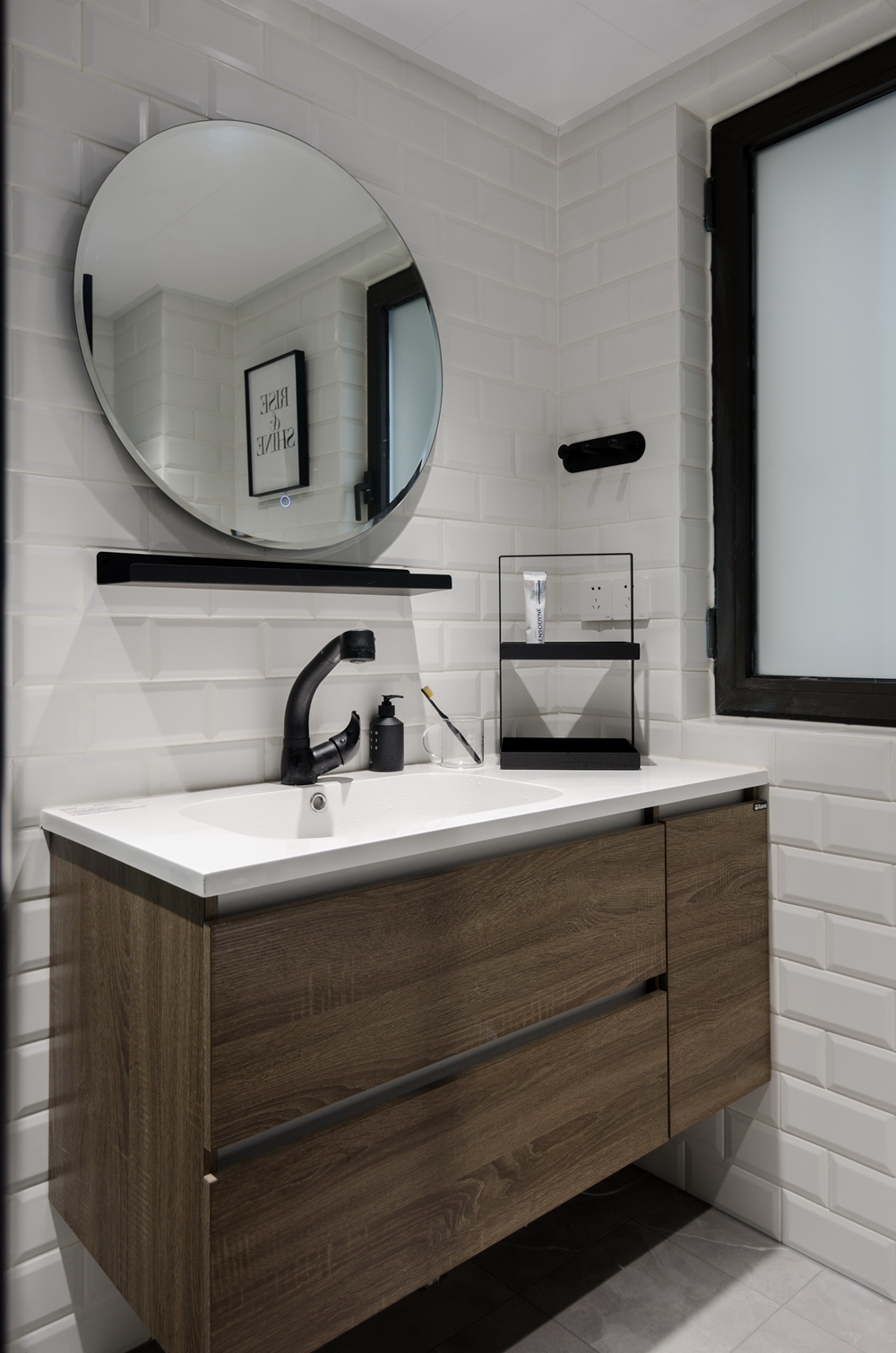 卫浴空间整体白色的色调，墙面中使用黑色线条作为搁台，层次十足。