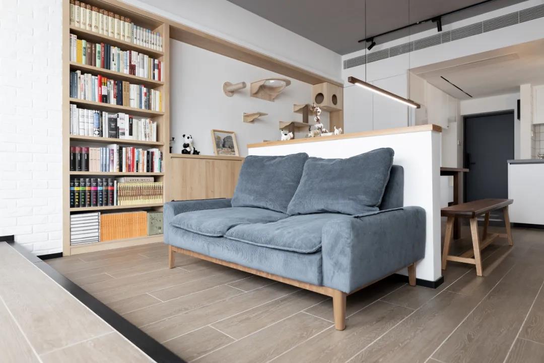 客厅弱化了娱乐功能，彰显了书房的格调和大气品味，沙发成为休闲摆设。