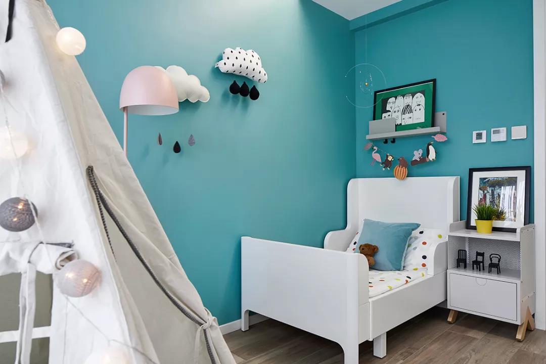 儿童房以蓝色为主，无论是家具还是造型上都以简洁为主，营造出放松舒适的卧室空间。