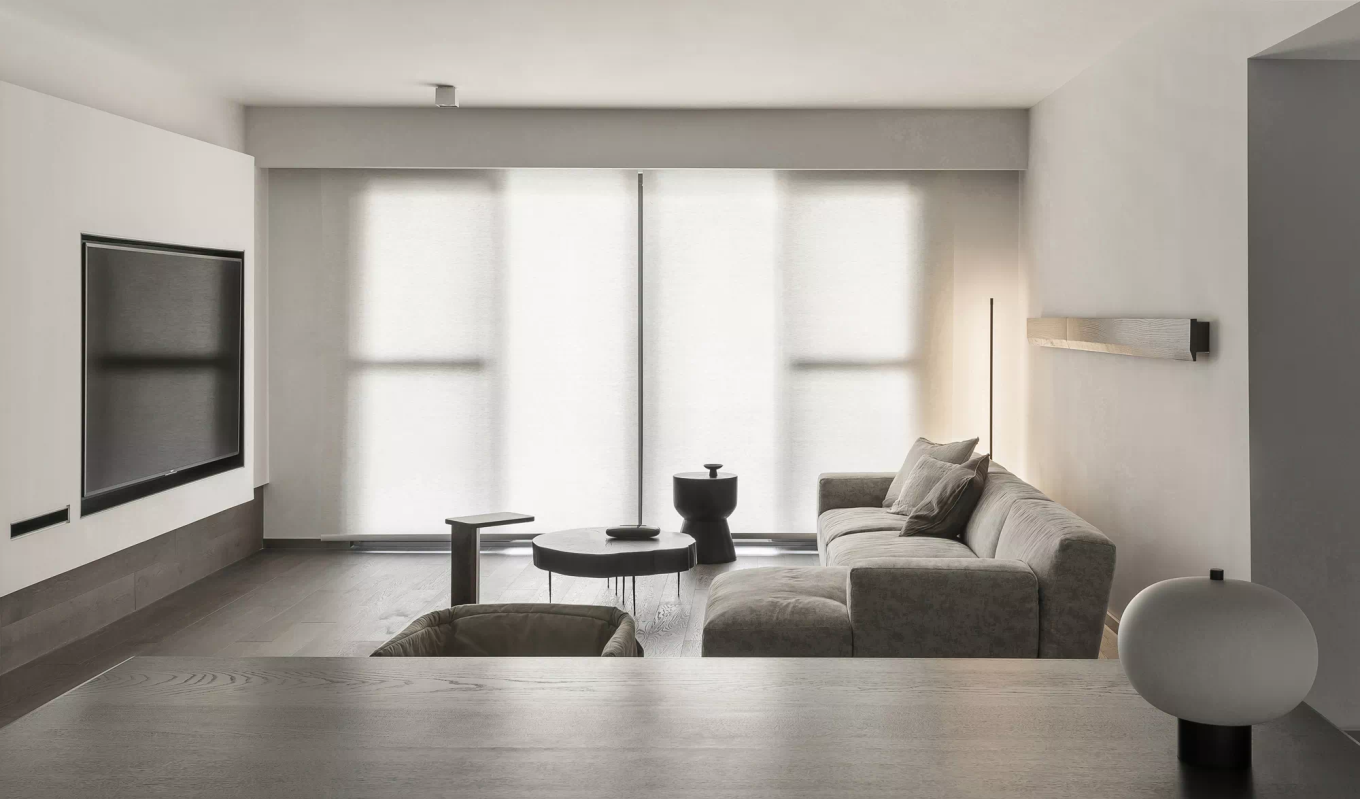 客厅的设计处处充斥着现代感十足的元素，以白色为主基调，静谧雅致。