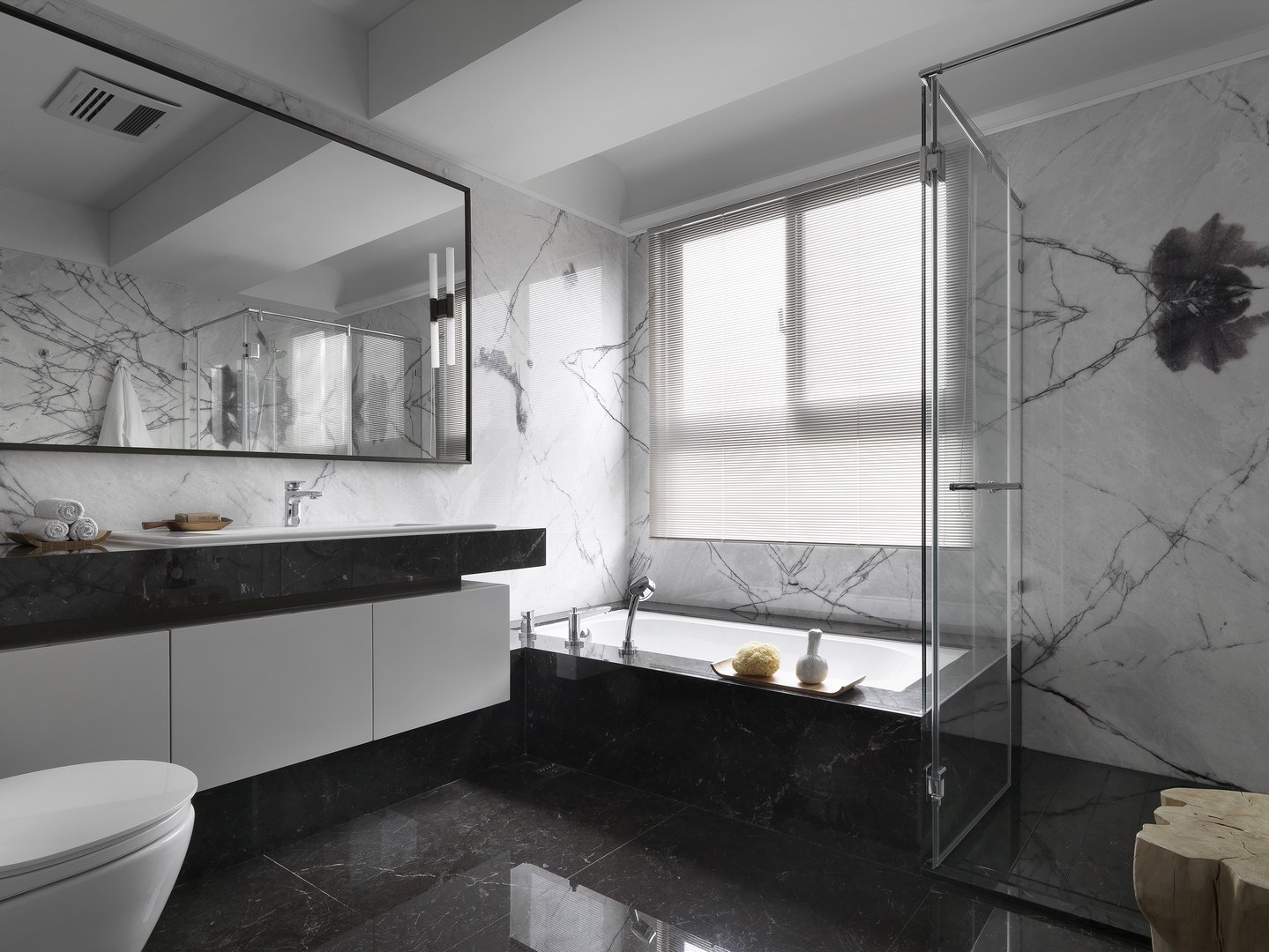卫浴空间兼具淋浴房和浴缸，空间动线设计流畅有序，层次感很强。