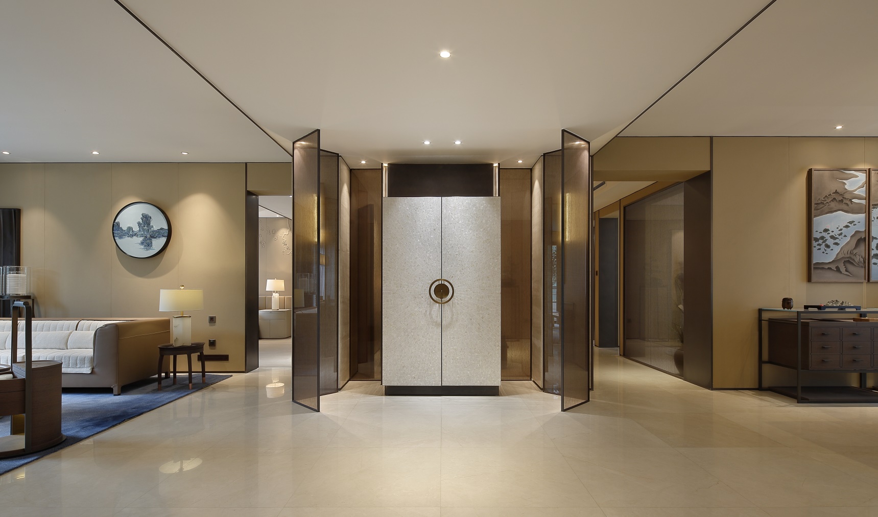 客厅内饰电梯位设计华丽，屏风简单隔断，不失大气优雅，凸显主人的优雅与高贵。