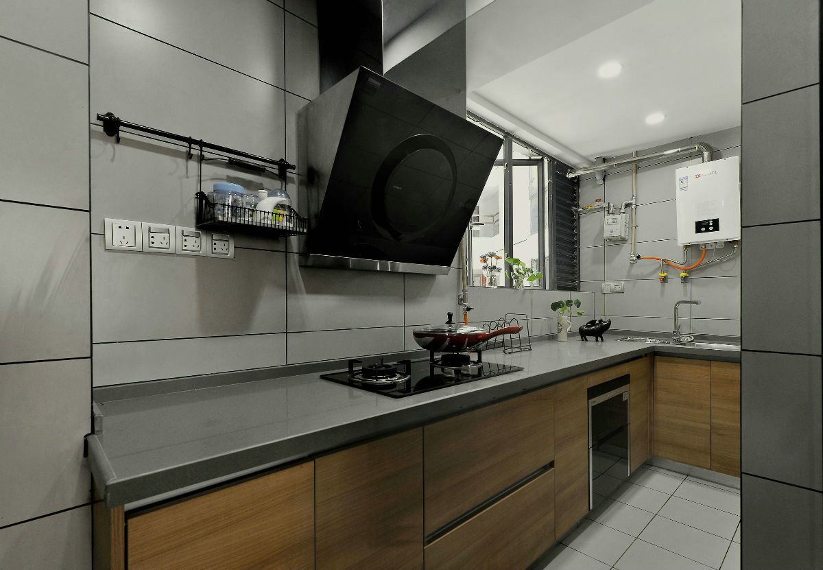 厨房的设计色彩还是以灰色和木色为主，动线设计巧妙，空间结构大气。