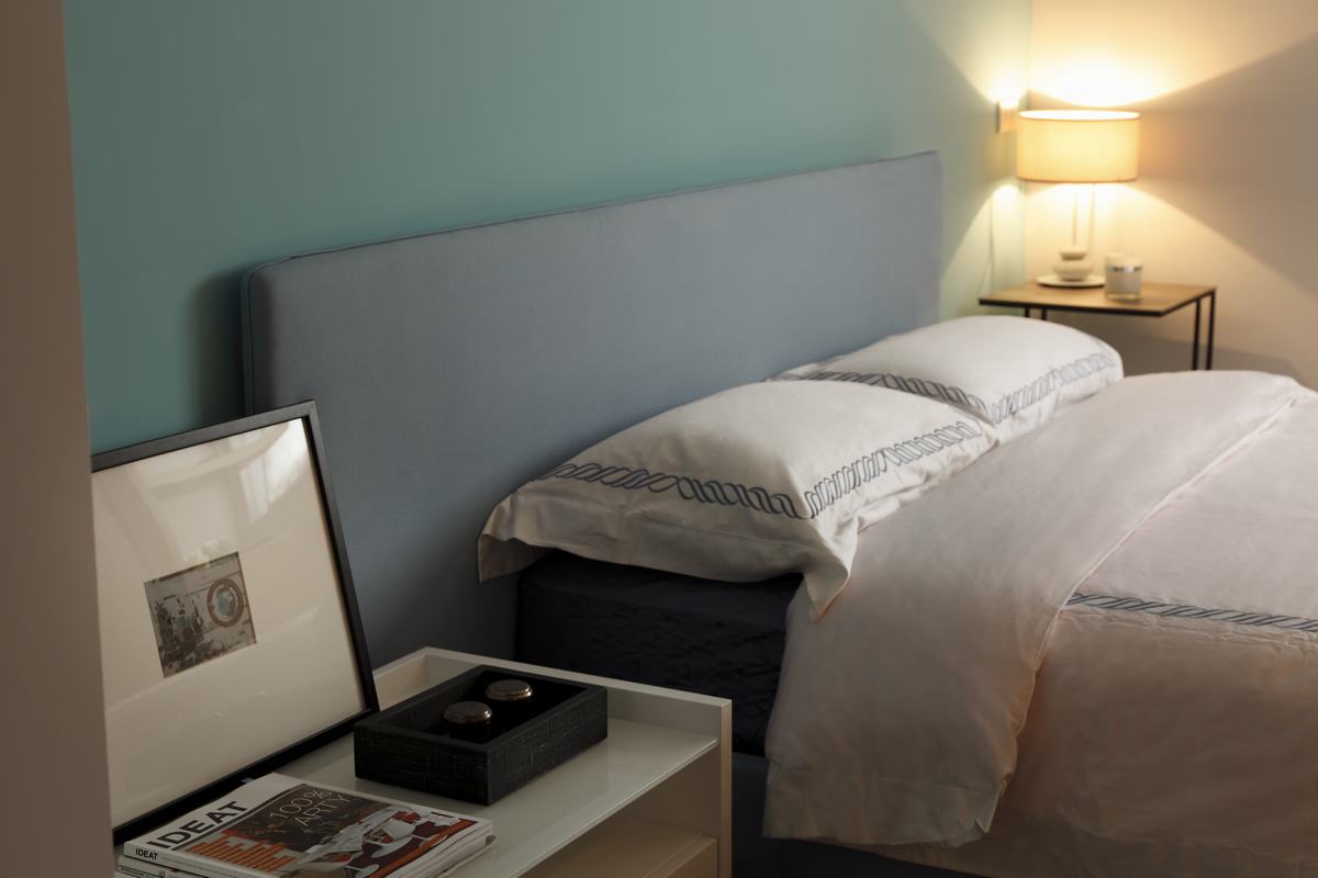 冷色搭配给人简单而大气的感觉，白色床品触感舒服，卧室没有复杂的造型。